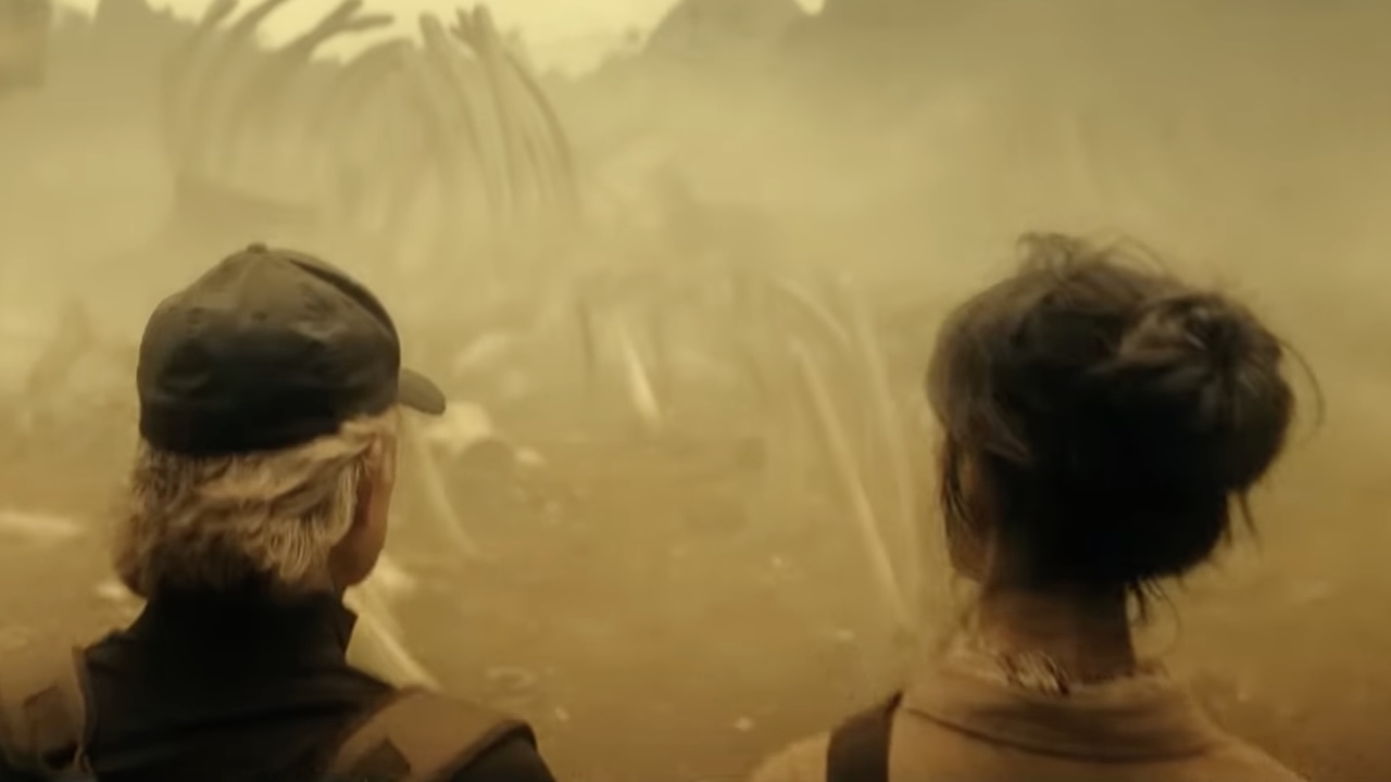 モナーク: レガシー・オブ・モンスターズ シーズン 2 でスカルクローラー ボーンヤードの前に立つリーとケイコ