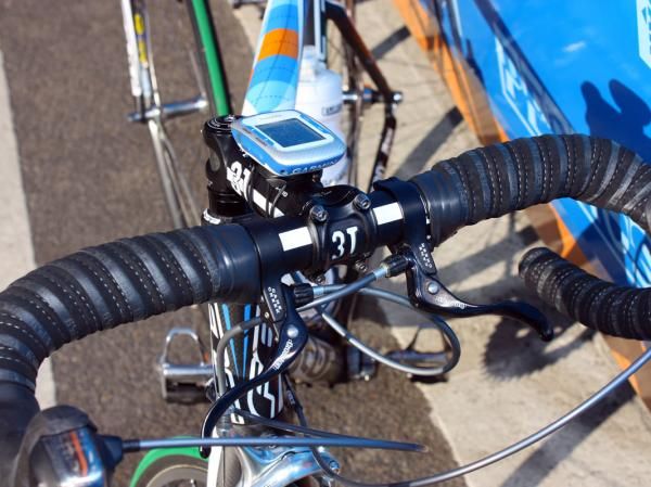 Tyler Farrar (Garmin-Transitions) is using top-mounted brake levers today.