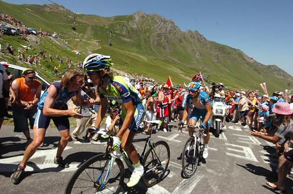 Franco Pelizotti (Liquigas) leads Pierrick Fedrigo (BBOX Bouygyes Telecom) up the Col du Tourmalet