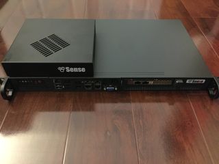 Baby pfSense appliance on top of its beastly 10Gbps brother.