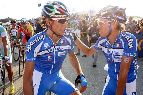 Italians Filippo Pozzato and Damiano Cunego chat