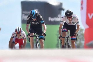 The moment when Chris Froome ran out of gas and is passed by Tom Dumoulin