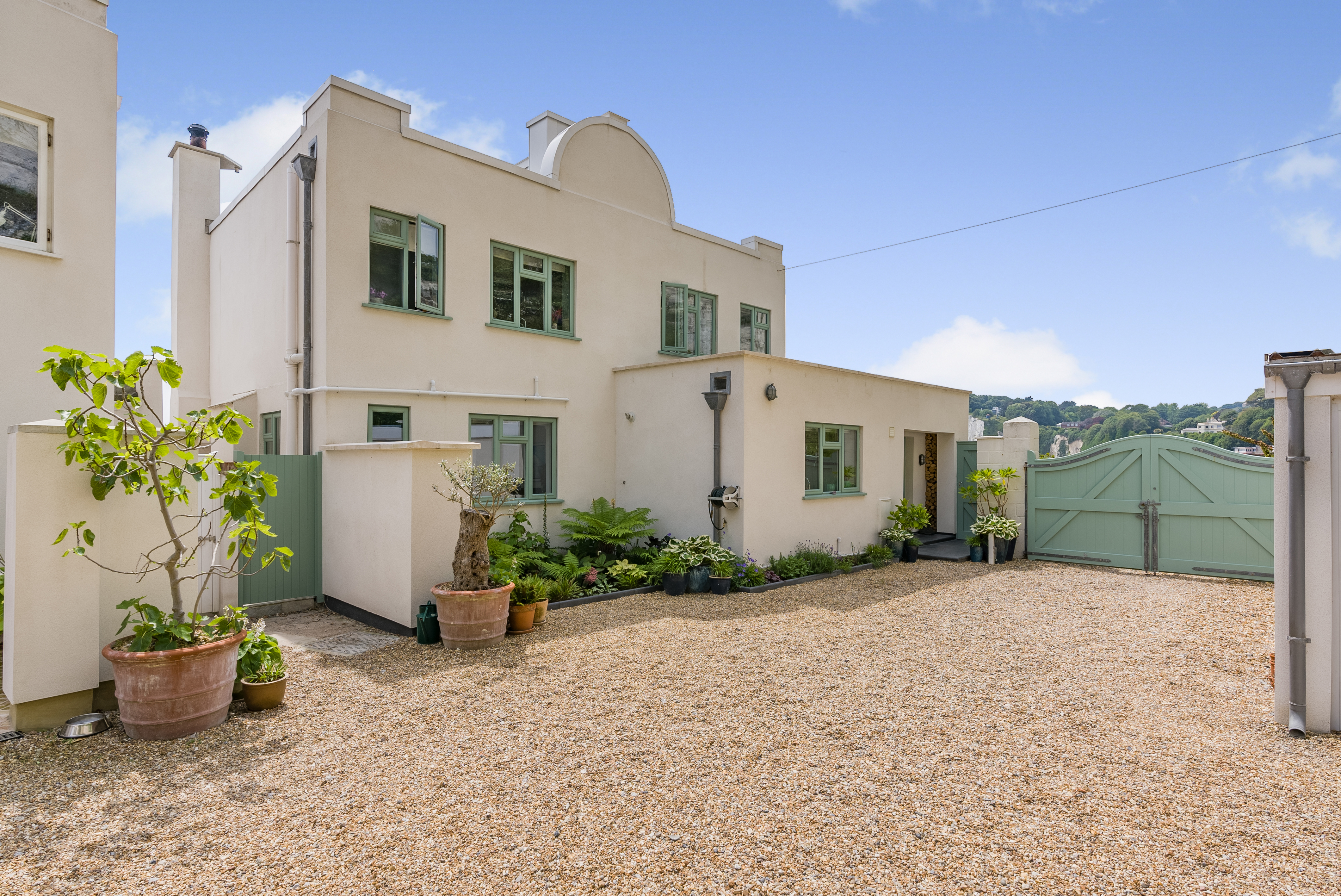Art Deco cottage in the shadow of the White Cliffs of Dover