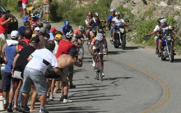 Diaz tries his best to escape from Leipheimer and Contador