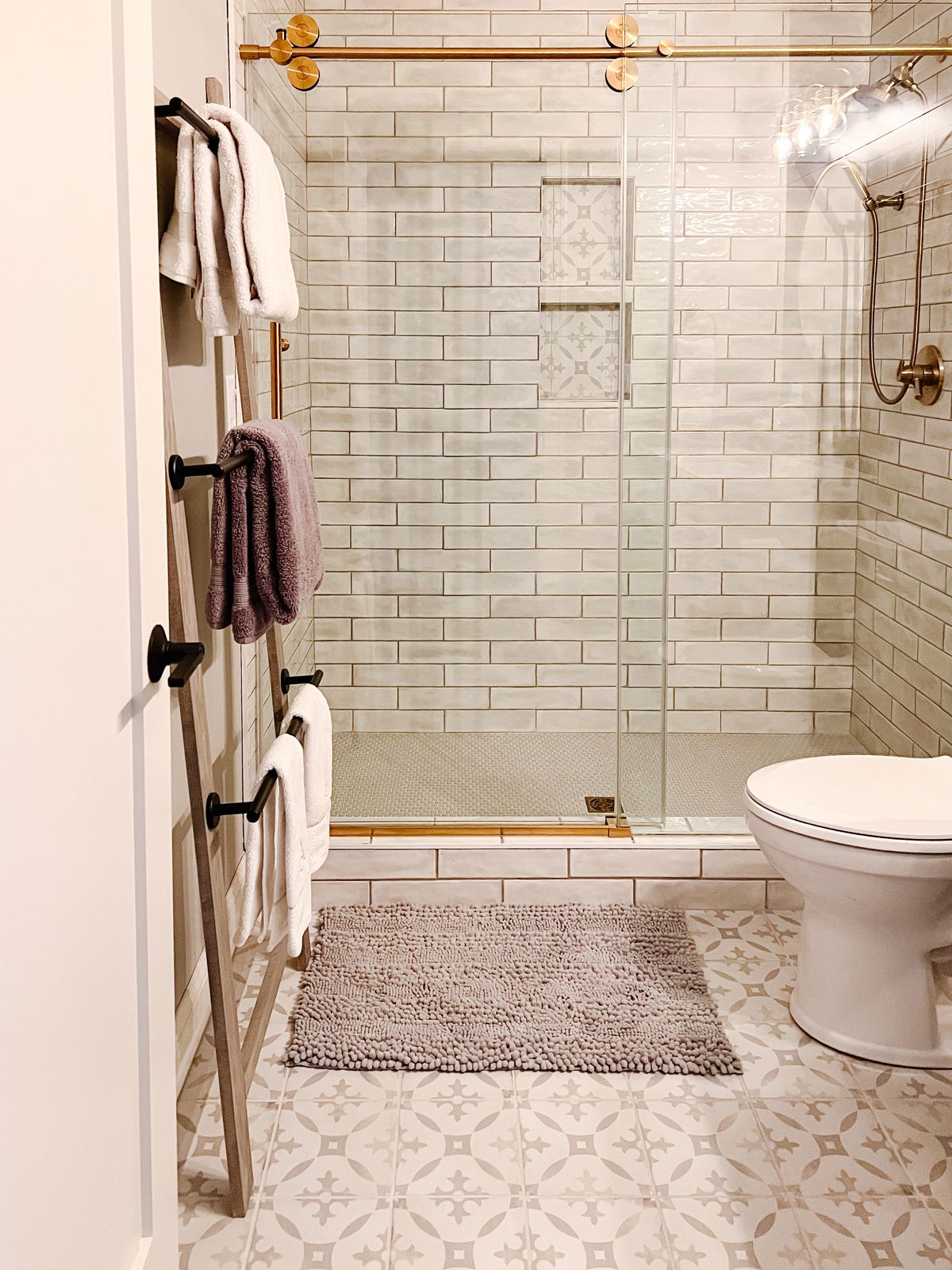 Bathroom subway tile ideas for a cool and splashproof space Bathroom subway tile ideas for a cool and splashproof space