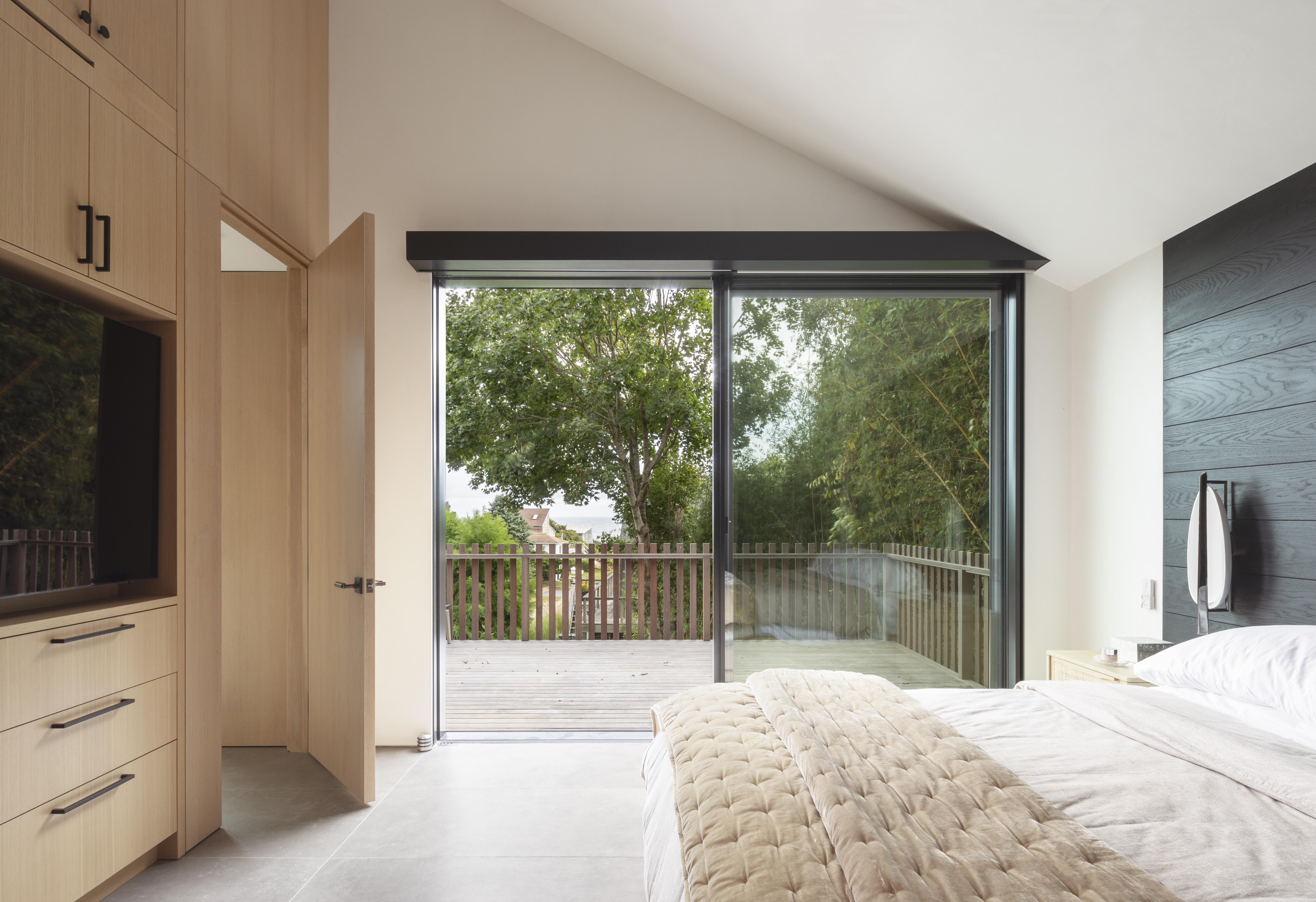 Montauk house on Hither Hills with its timber frame in a green landscape