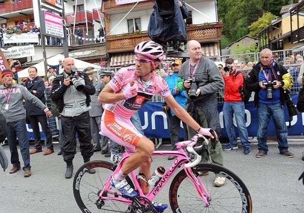 David Arroyo (Caisse d'Epargne) checks the time gap after finishing stage 19.