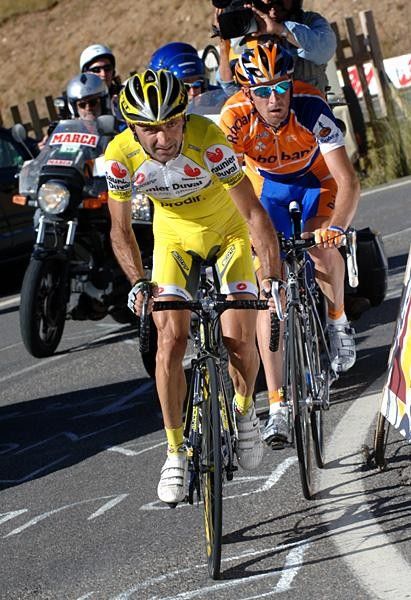 Leonardo Piepoli (Saunier Duval-Prodir) ups the pace towards victory.