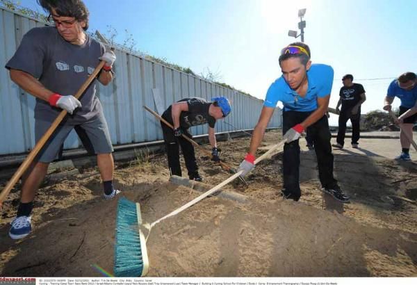 Alberto Contador gets to work on building