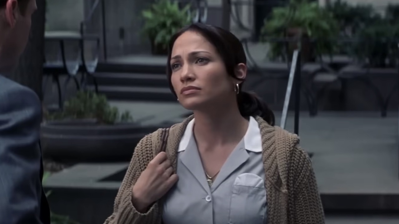 Jennifer Lopez in a maid uniform talking to Ralph Fiennes in Maid in Manhattan