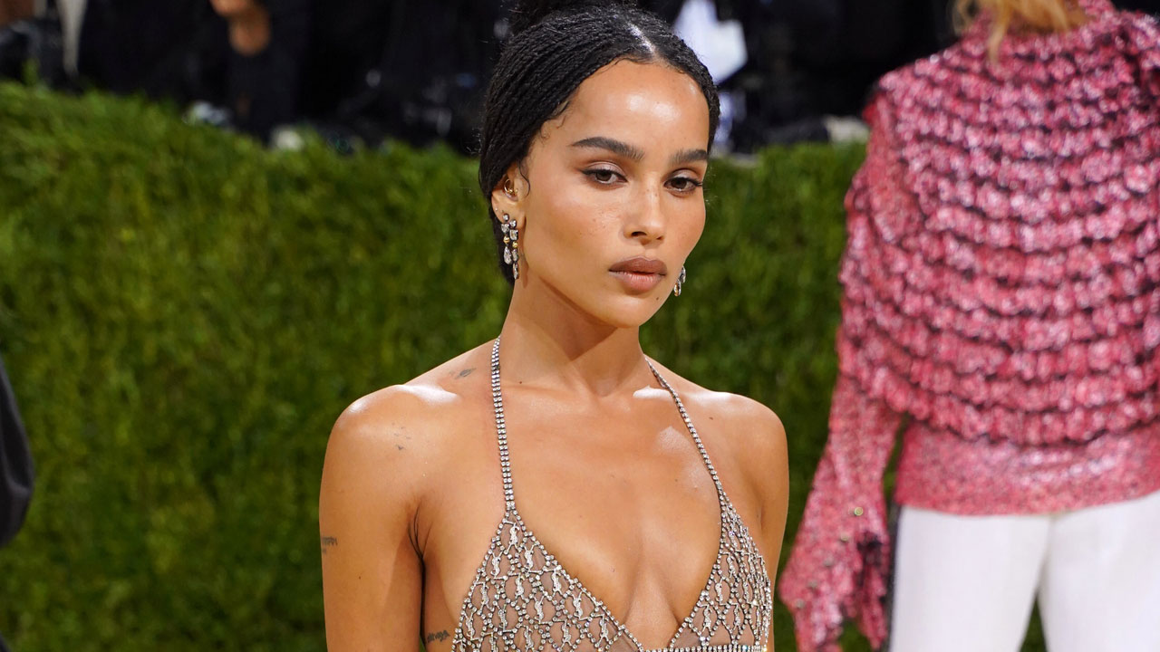 No One Looks Cooler Than Zoë Kravitz in This One-Shoulder Minidress