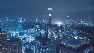 En bild tagen på natten som illustrerar trådlösa nätverk