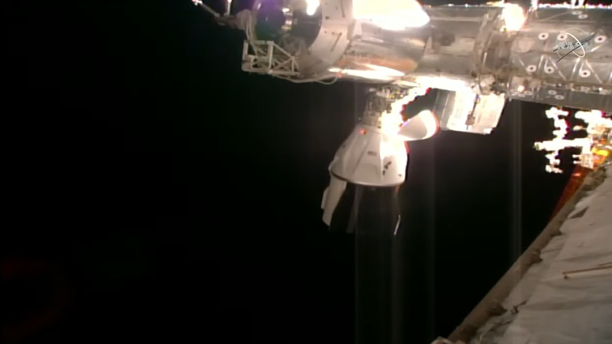 Les Astronautes Déplacent Leur Vaisseau Spatial SpaceX Dragon En Orbite ...