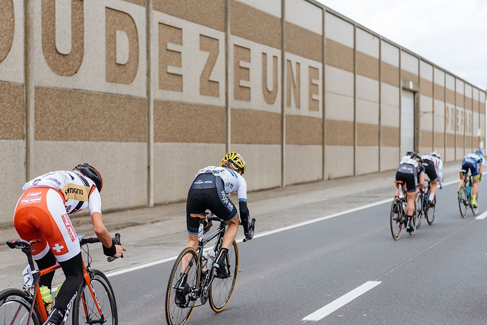 Splits start to show in the lead group as the race heads back toward Ieper - Women's Gent Wevelgem 2016