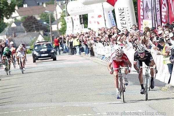 Nico Sijmens (Cofidis) beats Alexandr Pliuschin (Leopard Trek).