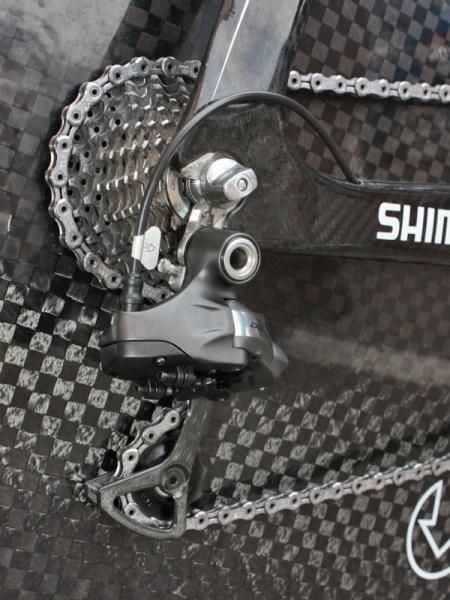 Internally routed Shimano Dura-Ace Di2 wires make for a cleaner package.