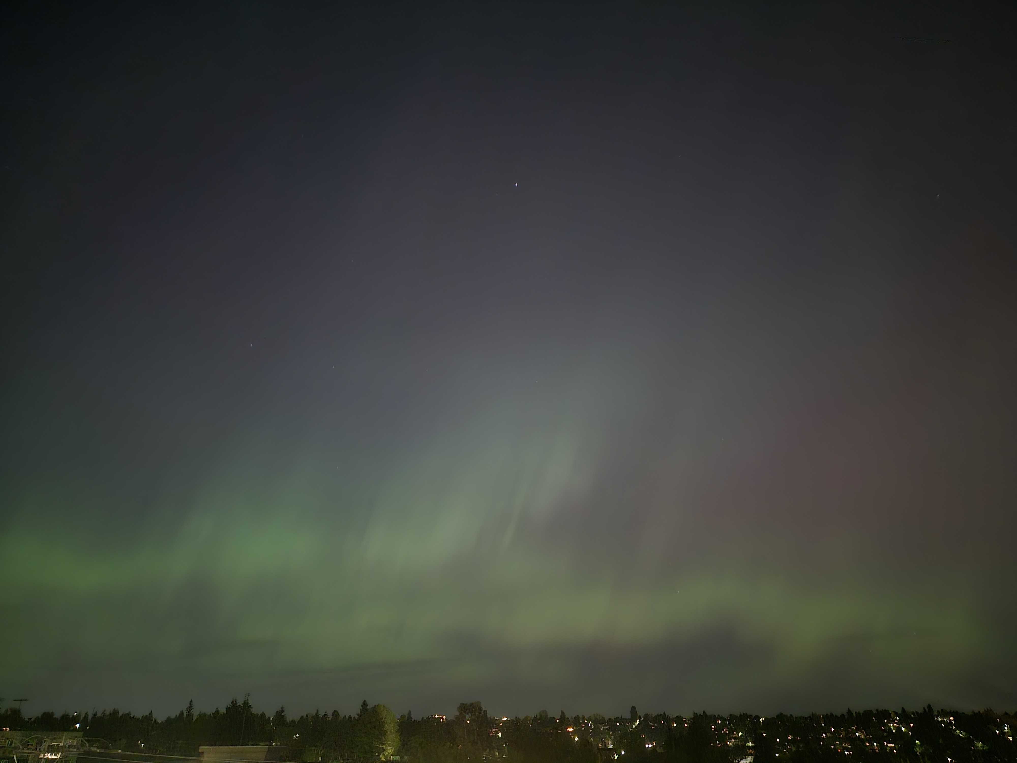 Uma foto da aurora boreal no céu noturno