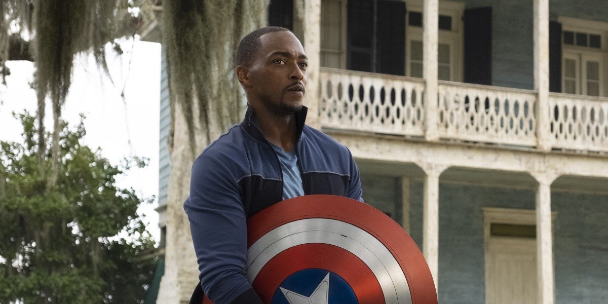 anthony mackie holding captain america&#039;s shield in the falcon and the winter soldier