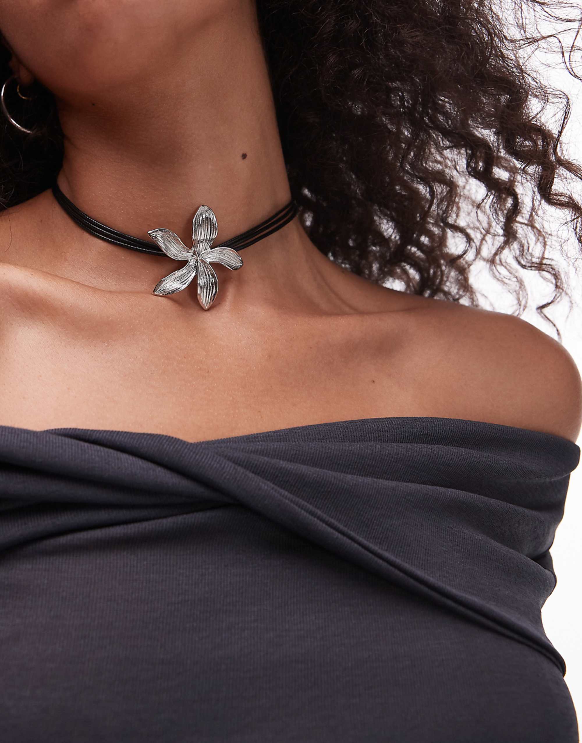 Topshop Nellie Choker Necklace With Flower Pendant in Silver Tone