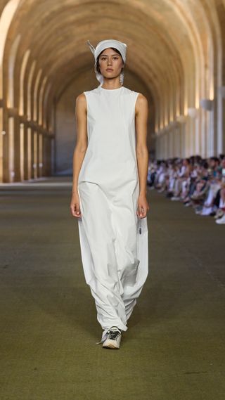 HEbnJuyst5fqFhBG8oZkVX-320-80 أهم الاتجاهات من عرض Jacquemus Spring/Summer 2026