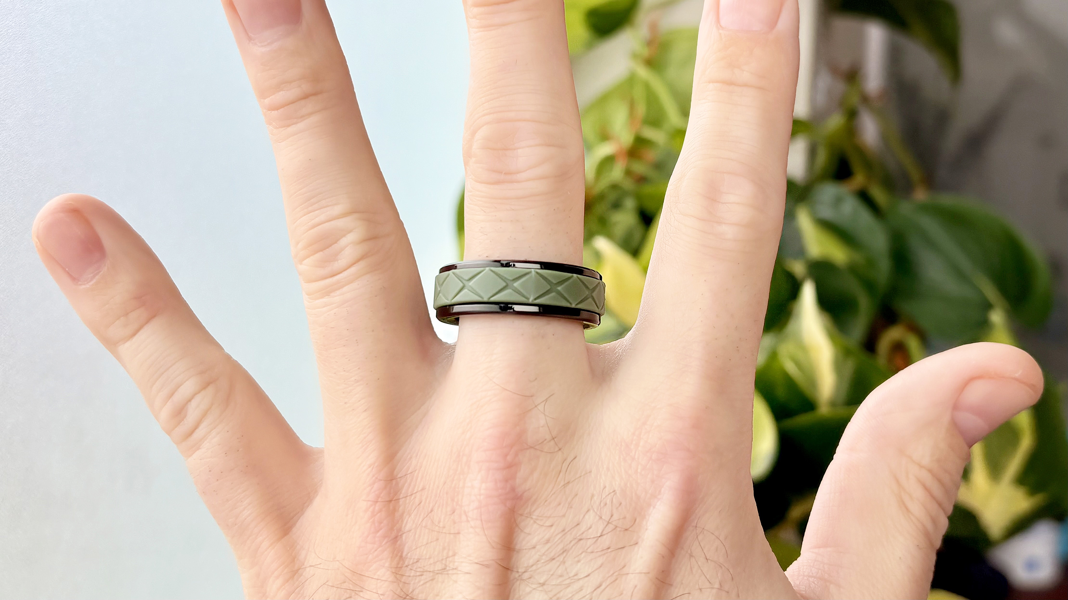 Close-up of the Cudis Sporty smart ring with swappable colored exterior