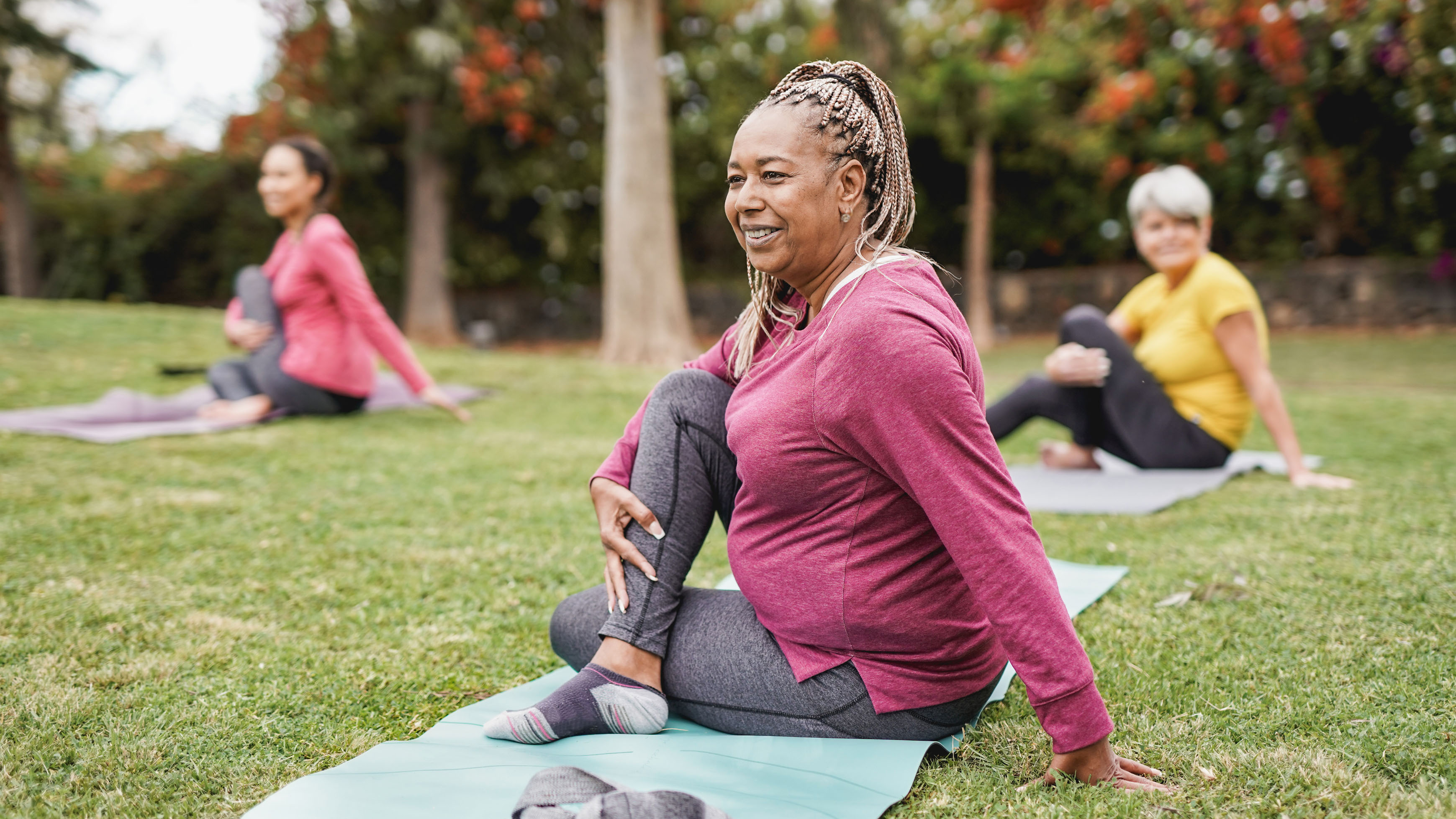 Grupo de mujeres haciendo yoga al aire libre