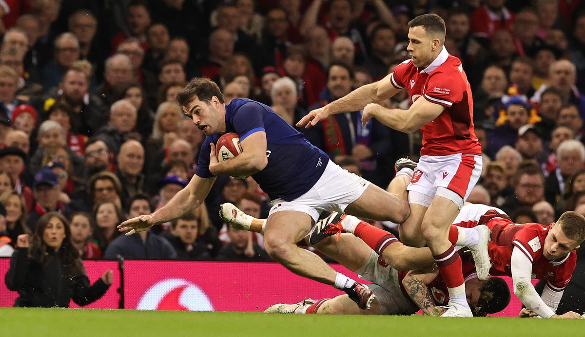 Damian Penaud of France moves away from Gareth Davies during France vs Wales in the Six Nations 2024