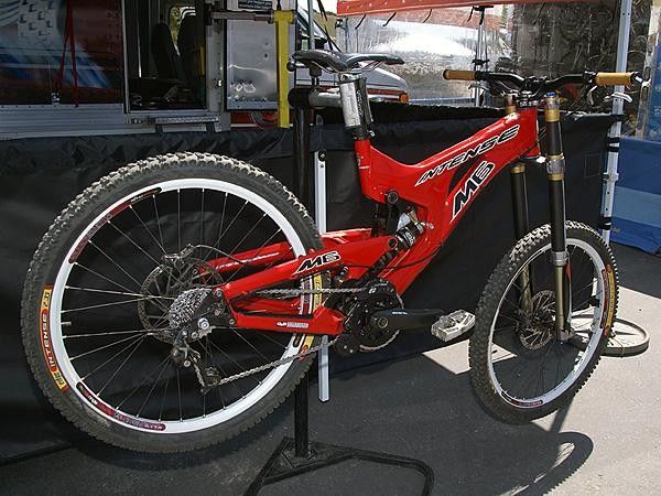 The rear end offers 231mm (9.1") of travel and uses a relatively low 2.6:1 leverage ratio for a supple ride.