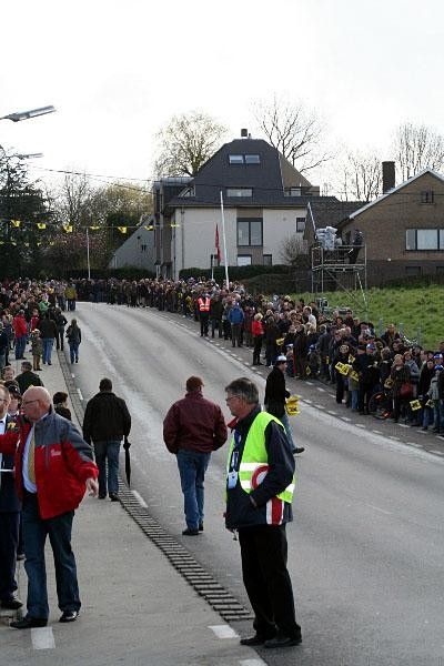 The crowd was out in forces, as always. They are really nuts about their Ronde, with one guy counting the cobbles (66240)!