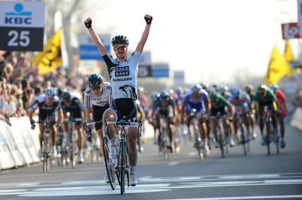 Nick Nuyens (Saxo Bank Sungard) outkicked breakaway companion Geraint Thomas (Sky) for the win as the pair just held off the peloton.