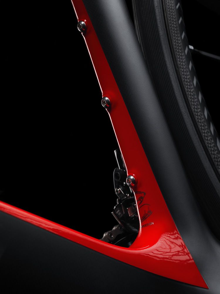 The triple bottle bolts on the seat tube