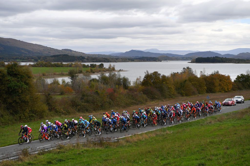 VILLANUEVA DE VALDEGOVIA SPAIN OCTOBER 27 Richard Carapaz of Ecuador and Team INEOS Grenadiers Red Leader Jersey Enric Mas Nicolau of Spain and Movistar Team White Best Young Rider Jersey Tim Wellens of Belgium and Team Lotto Soudal Polka Dot Mountain Jersey Primoz Roglic of Slovenia and Team Jumbo Visma Green Points Jersey Reservoir of UllbarriGamboa Lake Landscape Peloton during the 75th Tour of Spain 2020 Stage 7 a 1597km from VitoriaGasteiz to Villanueva de Valdegovia lavuelta LaVuelta20 La Vuelta on October 27 2020 in Villanueva de Valdegovia Spain Photo by Justin SetterfieldGetty Images