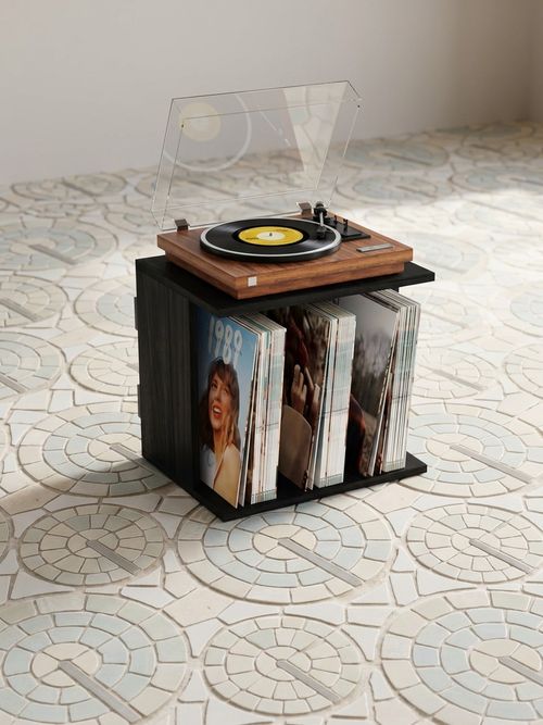 Wall-mounted storage unit for up to 100 LPs