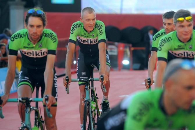 Robert Gesink and Belkin riding to the team presentation
