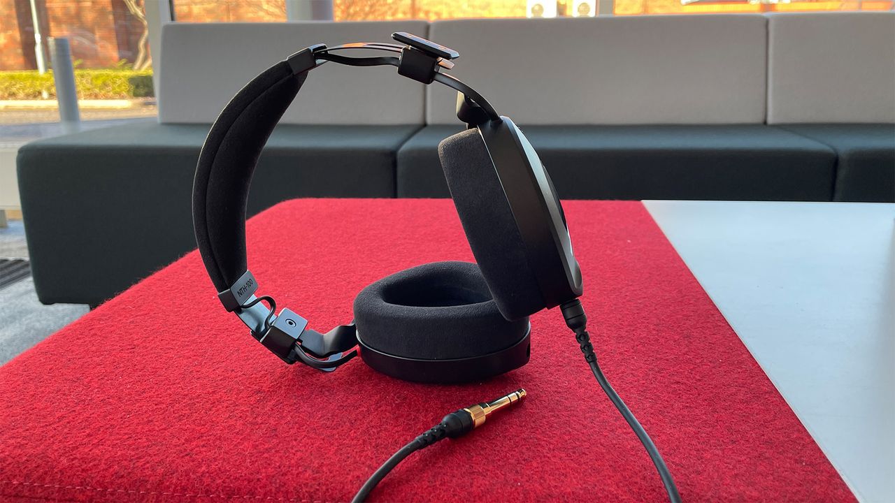 Wired headphones: R&oslash;de NTH-100