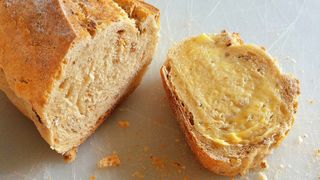 How to lower cholesterol: bread with margarine spread