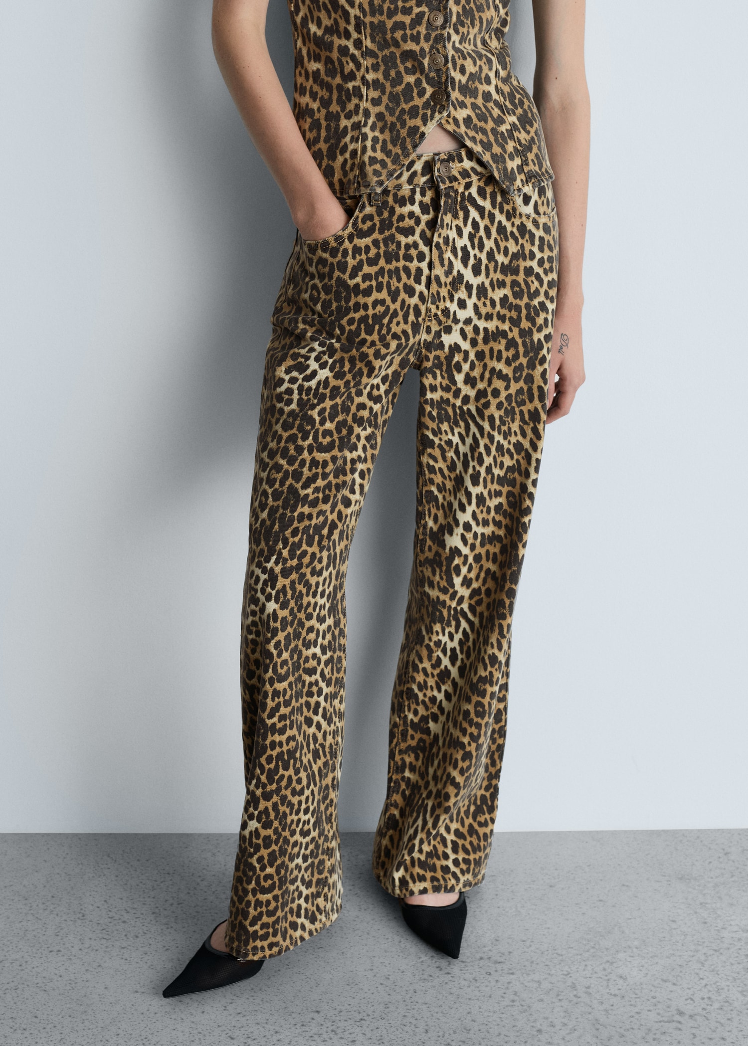 Mango Leo Jeans cintura alta com corte reto e estampa de leopardo