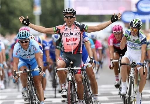 Robbie unbelievable! Robbie McEwen (Predictor-Lotto) takes the stage 1 sprint.