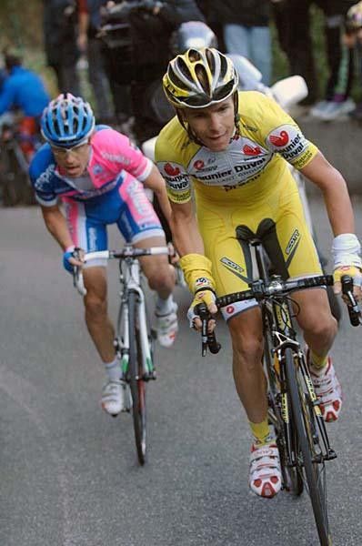 Ricc&ograve; tried to shake Cunego but to no avail.