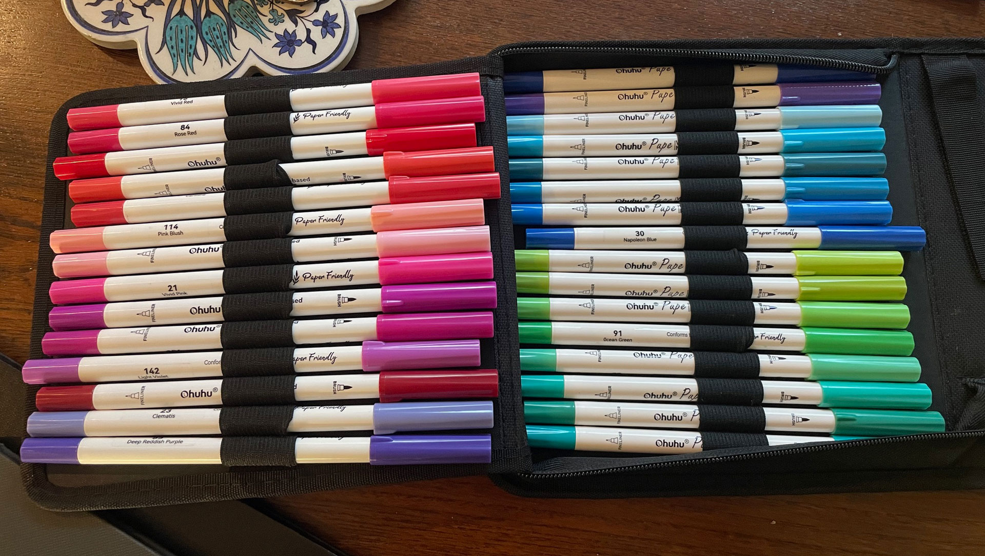Ohuhu Pupe markers with case open displaying the markers