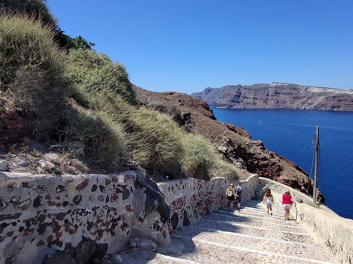 Test shots taken on the L'Atitude 52 smart glasses showing the steps of Oia