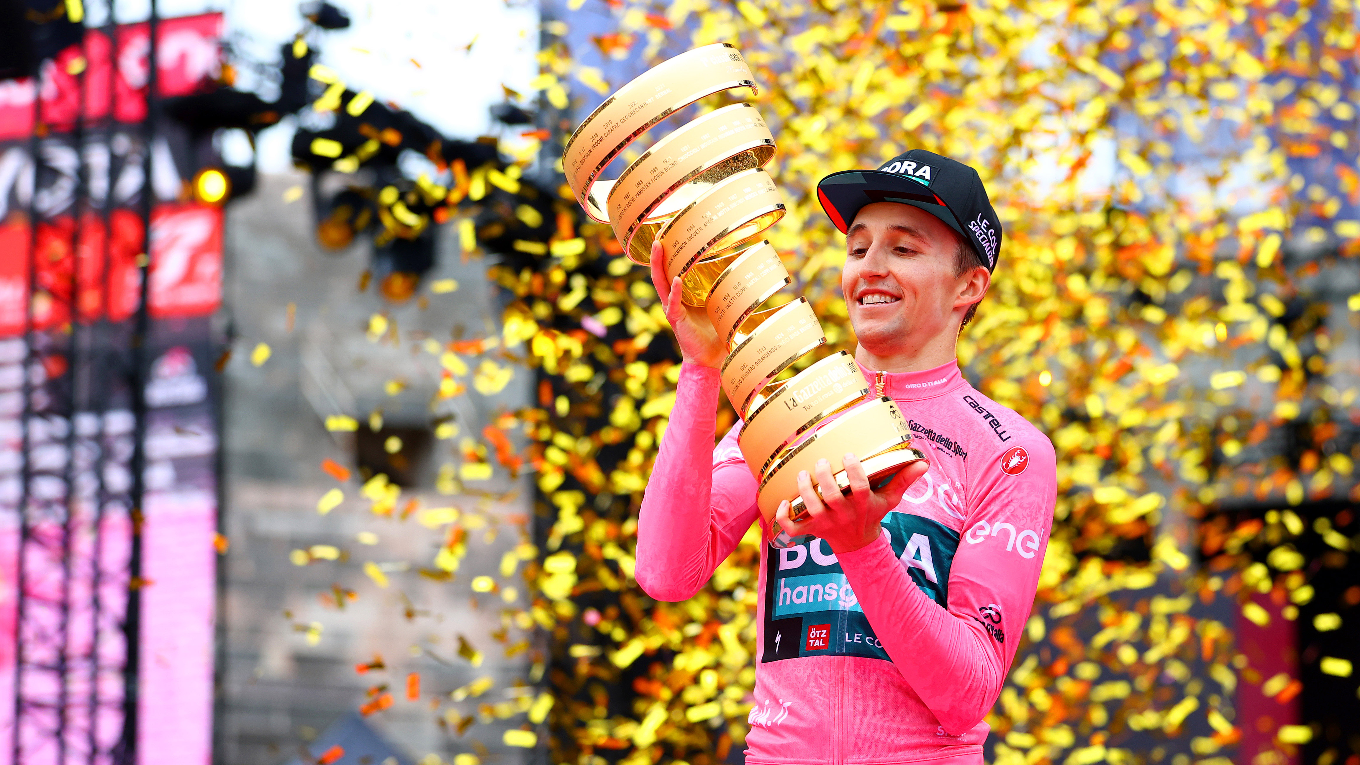 VERONA, ITALY - MAY 29: Jai Hindley of Australia and Team Bora - Hansgrohe Pink Leader Jersey celebrates at podium with the Trofeo Senza Fine as overall race winner during the 105th Giro d'Italia 2022, Stage 21 a 17,4km individual time trial stage from Verona to Verona / ITT / #Giro / #WorldTour / on May 29, 2022 in Verona, Italy. (Photo by Michael Steele/Getty Images)