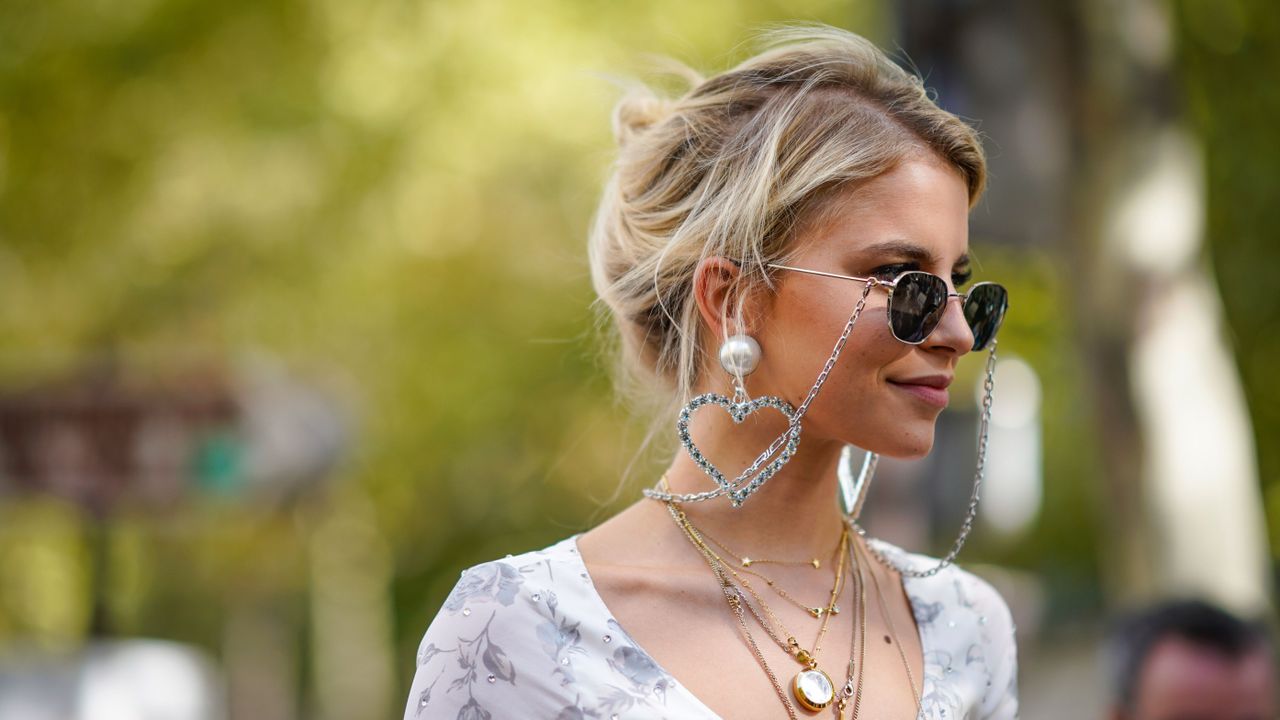 Street Style : Paris Fashion Week Womenswear Spring/Summer 2018 : Day Eight