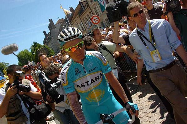 Photographers swarm Vinokourov to get photos of his injuries