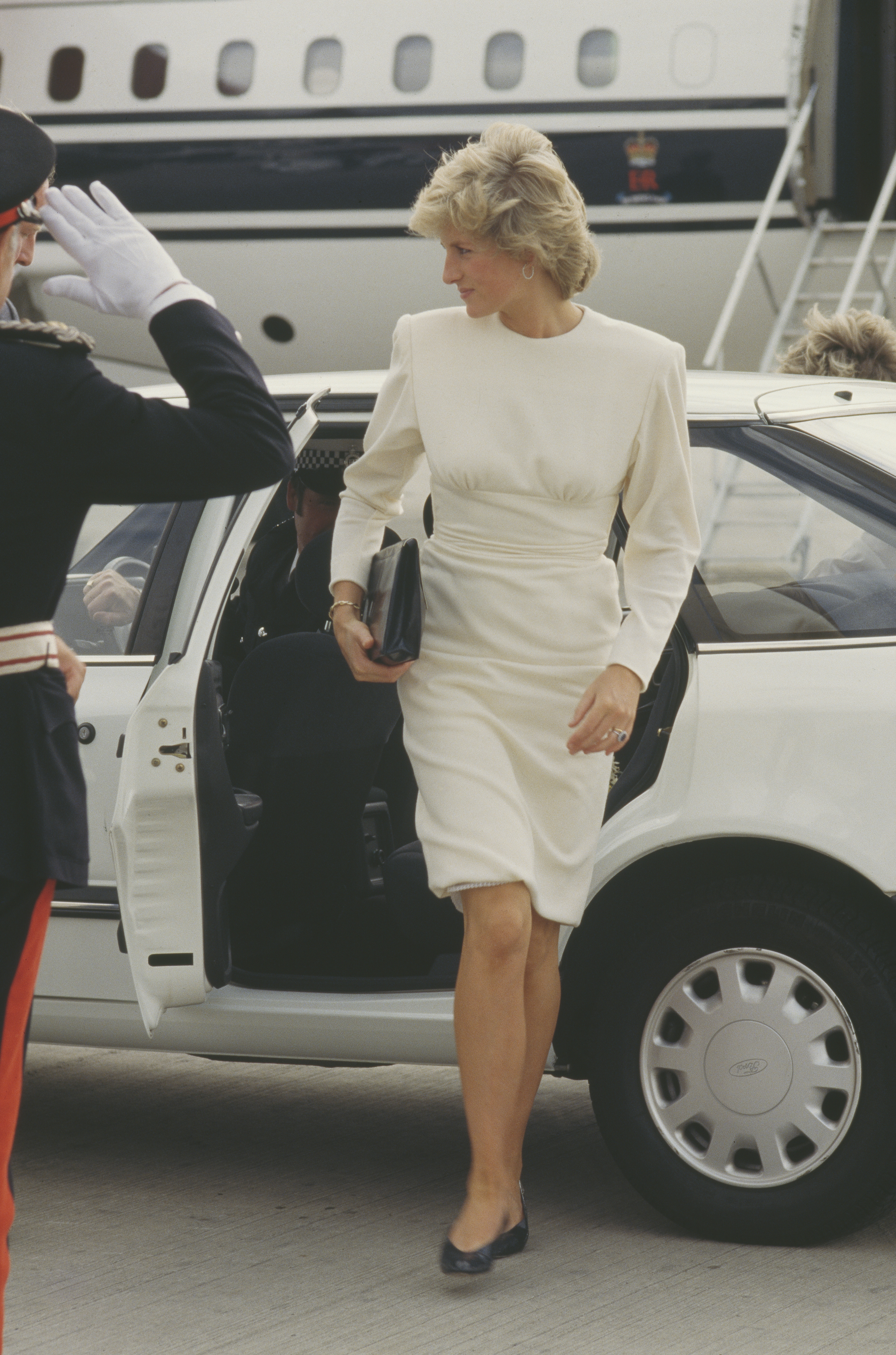 An image of Princess Diana wearing an iconic airport outfit while travelling in 1987.