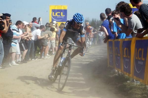 Johan Van Summeren (Garmin-Cervelo) rides through the dust