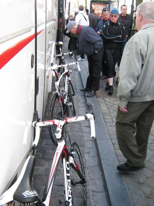 Only three bikes outside the Caisse d'Epargne bus