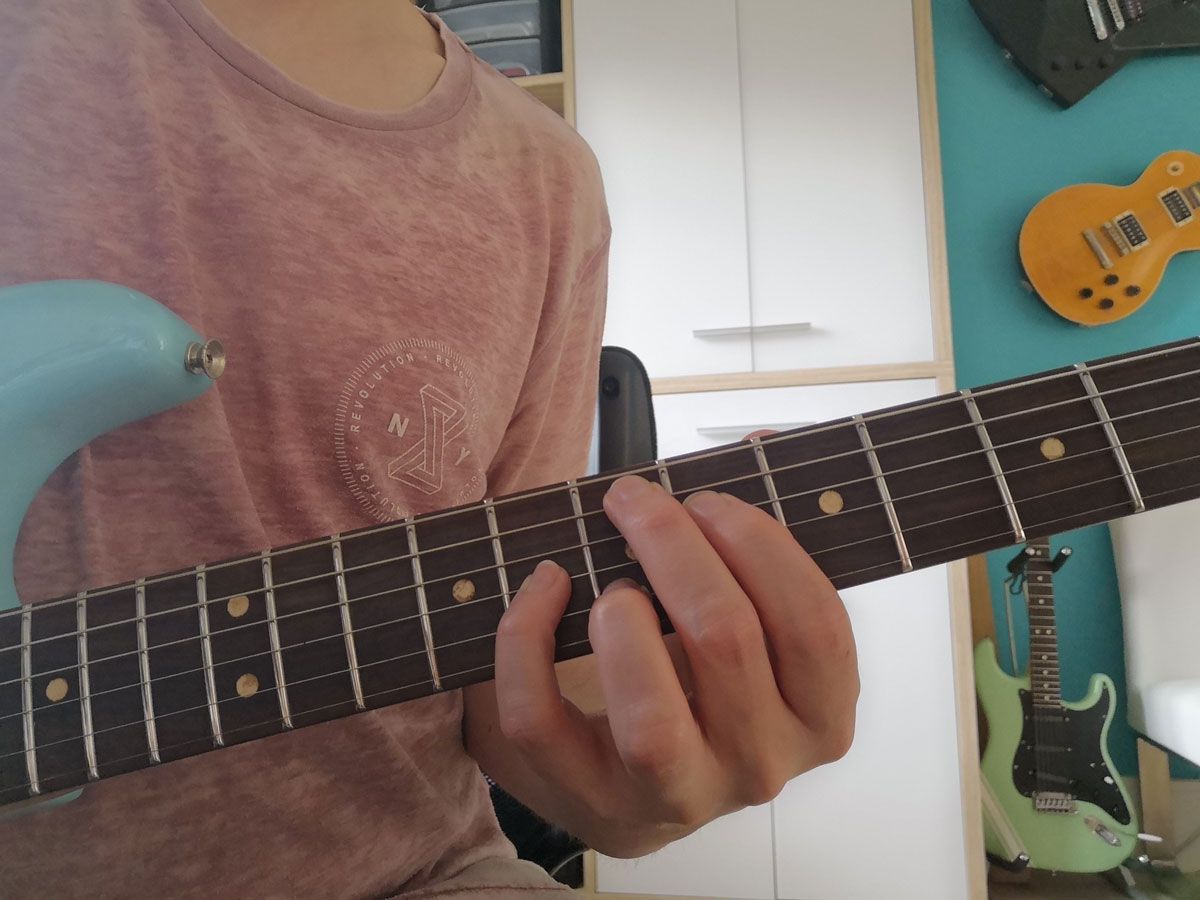 How to play an E chord on guitar