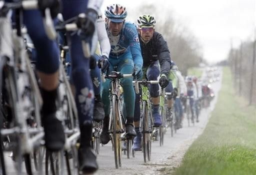 J&eacute;r&ocirc;me Pineau (Bouygues Telecom) keeps alert and goes on to finish second for the day.
