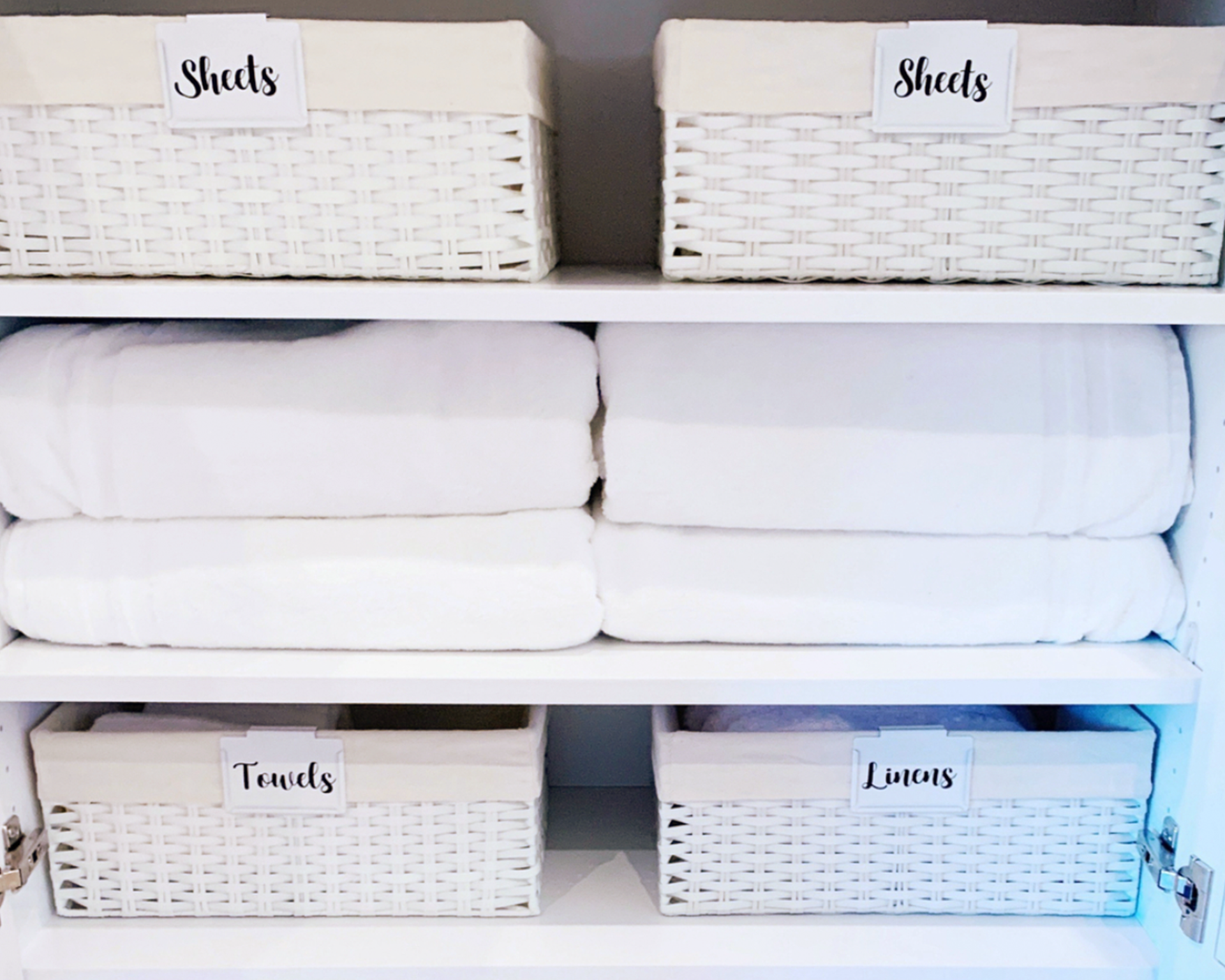 Lemari linen dengan keranjang penyimpanan dan handuk lipat